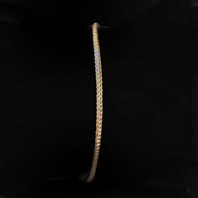 un gros plan sur un bracelet en or porté par un mannequin, un mannequin, un mannequin, un mannequin, un mannequin, un mannequin, un mannequin, un mannequin, un mannequin