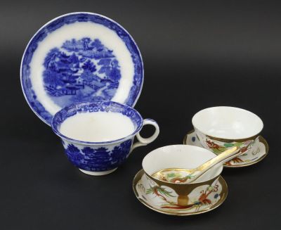 CHINE: Deux bols avec soucoupes et cuillers en porcelaine