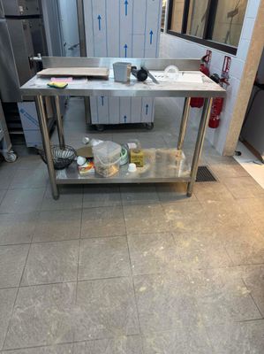 une table en acier inoxydable au milieu d'une cuisine