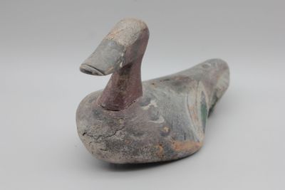 une image représentant une figurine de canard sur fond blanc