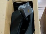 une boîte contenant une valise, posée sur une étagère