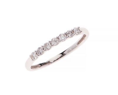 une alliance en or blanc sertie de diamants ronds taille brillant