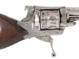 un vieux fusil avec une poignée en bois sur fond blanc