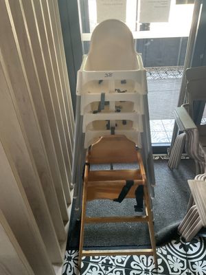 une chaise haute qui se trouve au milieu d'un couloir