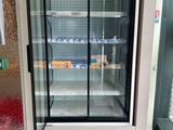une photo d'un réfrigérateur en fonctionnement dans un magasin