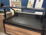 une vitrine en verre au milieu d'une pièce
