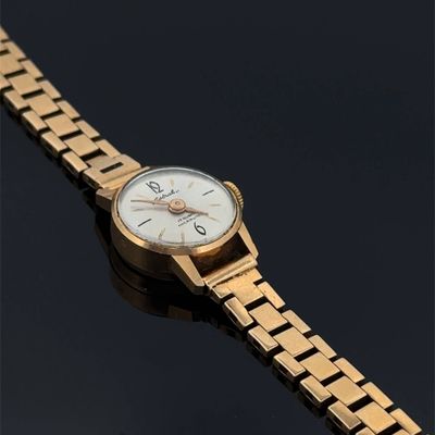 une image d'un gros plan d'une montre-bracelet sur une surface noire