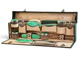 une image représentant une boîte à outils en bois contenant un pinceau et d'autres objets