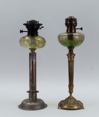 paire de lampes anciennes en laiton et verre vert, sur socles