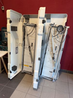 un grand réfrigérateur ouvert, placé au milieu d'une pièce
