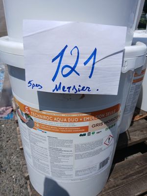 une affiche collée au dos d'un seau d'eau
