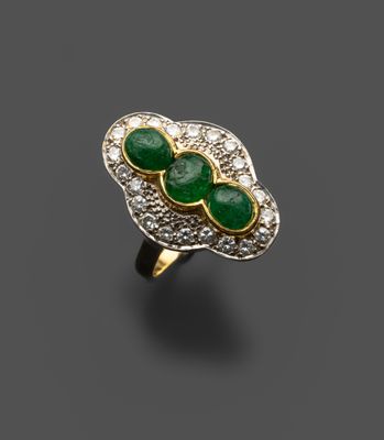 une bague en émeraude et diamant