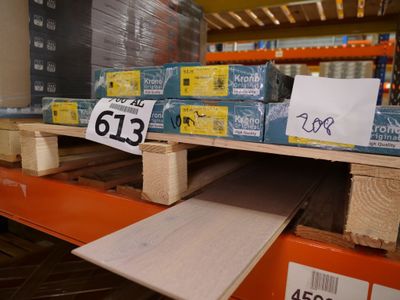 une palette chargée de cartons dans un entrepôt