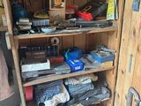 une étagère en bois sur laquelle sont posés de nombreux objets, dans une pièce