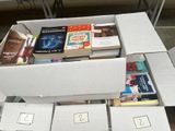Des cartons de livres sont empilés les uns sur les autres sur une table