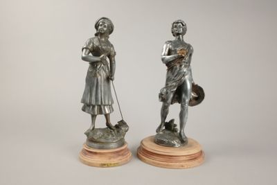 paire de figurines en bronze représentant un garçon et une fille accompagnés d’un chien