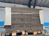 un gros tas de bois posé sur une palette dans un entrepôt