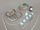 un assortiment de bijoux en argent comprenant des bagues, des bracelets, des bagues et des colliers
