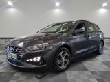 la voiture grise est garée sur le sol en damier d'un garage