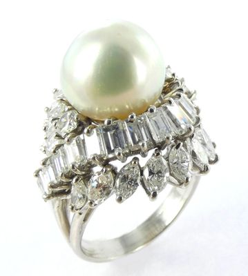 une image d'une bague en perles et diamants sur fond blanc