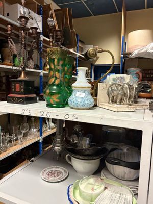 une étagère sur laquelle sont posés de nombreux objets en verre