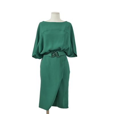 une robe verte sur un mannequin, un mannequin, un mannequin, un mannequin, un mannequin, un mannequin, un mannequin, un mannequin, un mannequin