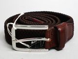 une ceinture marron avec une boucle argentée sur un fond blanc