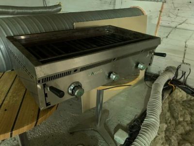 une image représentant un barbecue avec une grille posé sur une table
