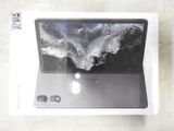 emballage d'un ordinateur portable MacBook Pro d'Apple dans une boîte posée sur une table