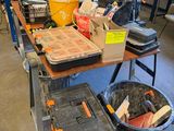 une longue table sur laquelle sont posés de nombreux outils