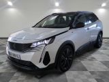 la voiture blanche est garée dans une grande pièce au sol en damier