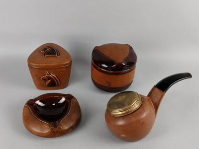 trois morceaux de bois, un tuyau et une boîte posés sur une table