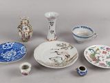 de nombreux types de plats et de vases en porcelaine sur la table