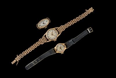 deux montres-bracelets pour femme et un bracelet de montre sur fond noir