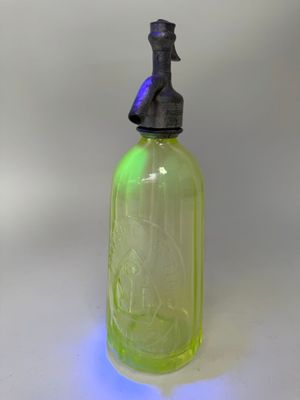 une bouteille en verre vert munie d'un bouchon noir