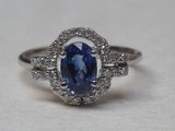 gros plan d'une bague en saphir bleu et diamant sur une surface blanche