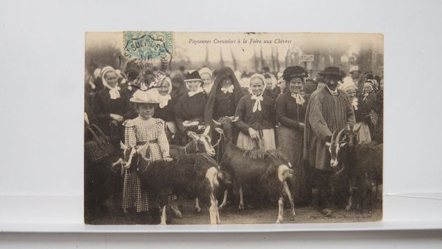 Évaux-les-Bains : Paysannes à la Foire aux Chèvres. Carte Rare !!...