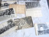 de nombreuses vieilles photos de personnes à cheval, posées sur une table