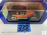 une boîte contenant une petite voiture posée sur une table