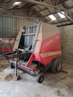 un tracteur garé à l'intérieur d'un bâtiment