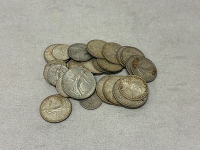 une pile de pièces d'argent sur une table