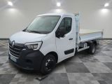 la camionnette blanche est garée dans une grande pièce au sol en damier