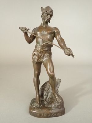 statue en bronze représentant un homme avec une épée et un chien