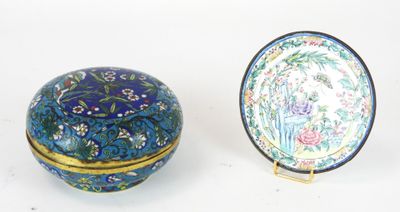 une petite boîte bleue et un petit bol bleu posés sur une table