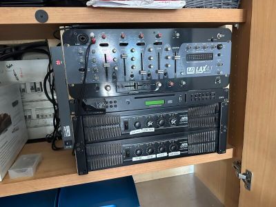 une étagère sur laquelle sont posés tout un tas d'appareils électroniques