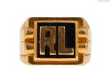 une image représentant une bague en or sur laquelle est gravé le mot « rl »