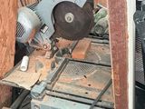 une machine qui découpe du bois à l'aide d'une lame circulaire