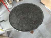 Table guéridon tripode en placage d'acajou, dessus marbre cu… (photo 3)