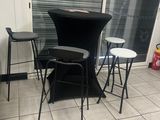 trois tabourets et une table dans une pièce
