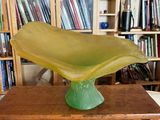 un vase vert posé sur une table en bois